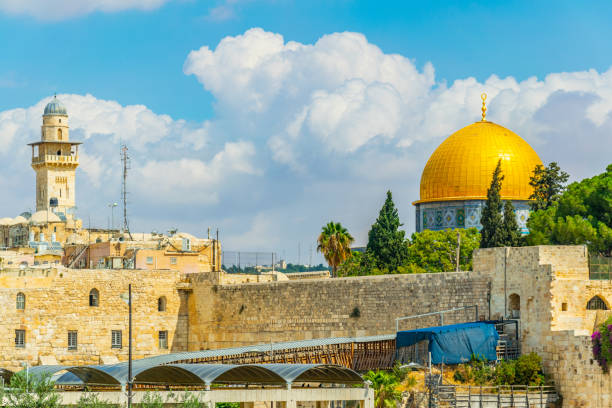jerozolima zdominowana przez złotą kopułę kopuły skały, izrael - jerusalem old town dome of the rock city zdjęcia i obrazy z banku zdjęć