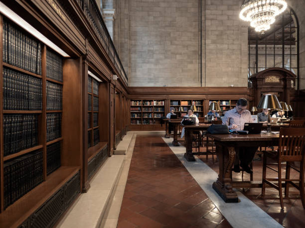 biblioteca pública da cidade de nova iorque - new york city new york public library indoors bookshelf - fotografias e filmes do acervo