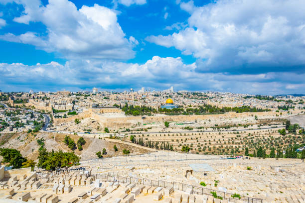 jerusalem viewed from the mount of olives, israel - jerusalem israel skyline panoramic imagens e fotografias de stock