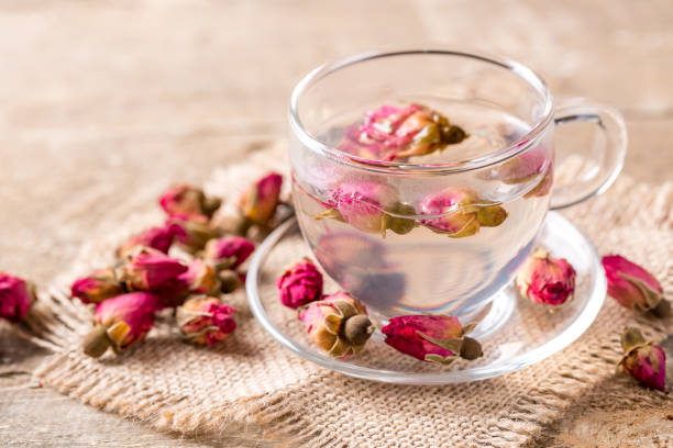 herbata ziołowa z płatkami róż. suche pąki róży, filiżanka do herbaty - dry tea zdjęcia i obrazy z banku zdjęć