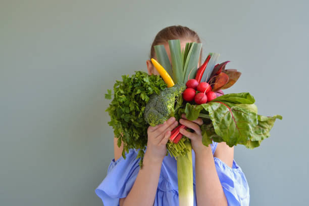 mädchen halten gemüse-bouquet - vegan stock-fotos und bilder