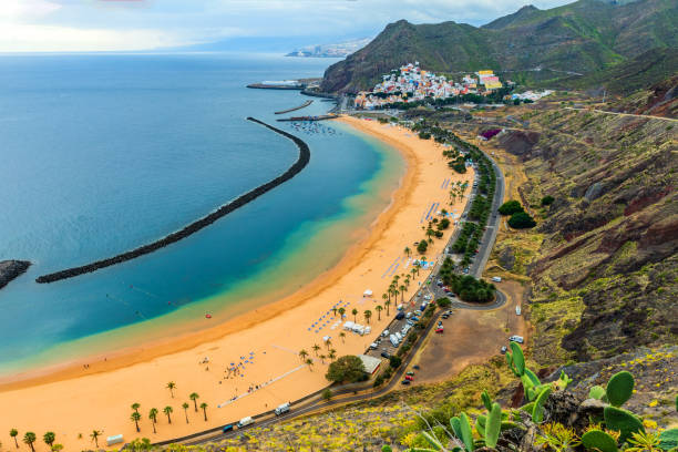 uitzicht op een prachtig strand op het canarische eiland, las teresitas, tenerife, spanje - tenerife stockfoto's en -beelden