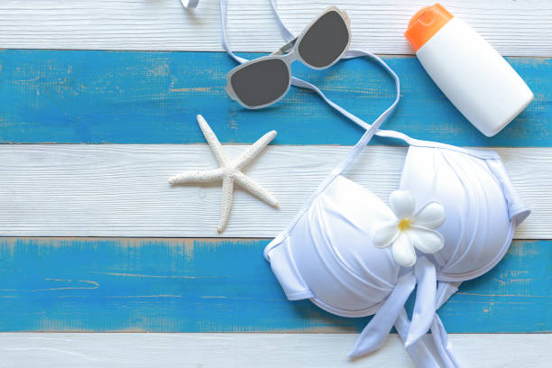 夏のファッション女性水着ビキニ、ヒトデとスパの花。休日の旅行や休暇、木の白と青の背景、トップビュー。夏のコンセプト。 - picture hat ストックフォトと画像