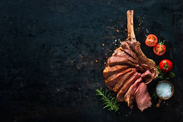 bistecca tomahawk invecchiata secca alla griglia affettata come primo piatto - beef close up cooked dinner foto e immagini stock