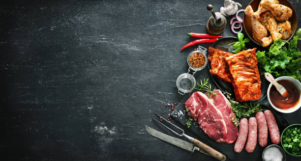 様々な種類のグリルとバーベキュー肉、ヴィンテージキッチンと肉屋の道具 - kitchen knife raw food food and drink fork ストックフォトと画像