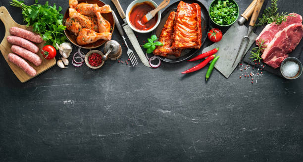 様々な種類のグリルとバーベキュー肉、ヴィンテージキッチンと肉屋の道具 - kitchen knife raw food food and drink fork ストックフォトと画像