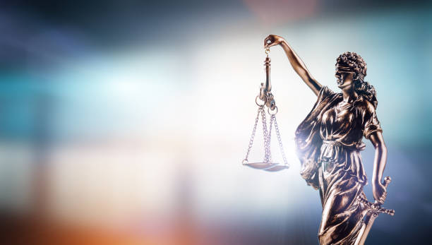 themis, simbolo del diritto sullo sfondo moderno. - justice law legal system statue foto e immagini stock