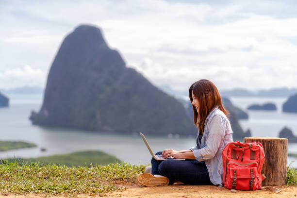 asiatische frau freiberuflich mit technologie-laptop mit glücks-aktion in fantastic landschaft von samed nang chee blick, freelance arbeiten und reisen überall konzept - samed stock-fotos und bilder