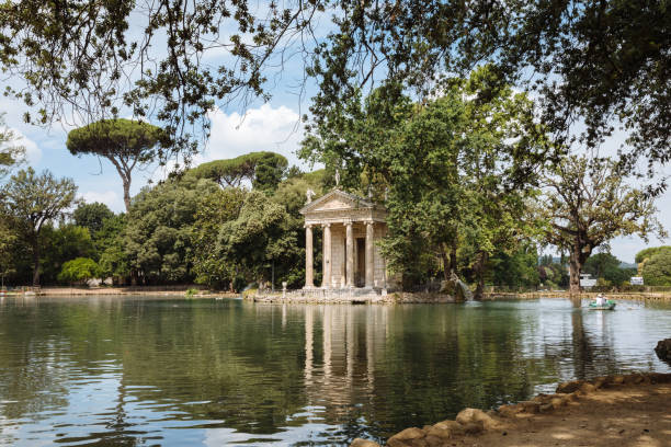 vista panorámica del templo de asclepio (tempio di esculapio) y el lago - villa italian culture facade ornamental garden fotografías e imágenes de stock