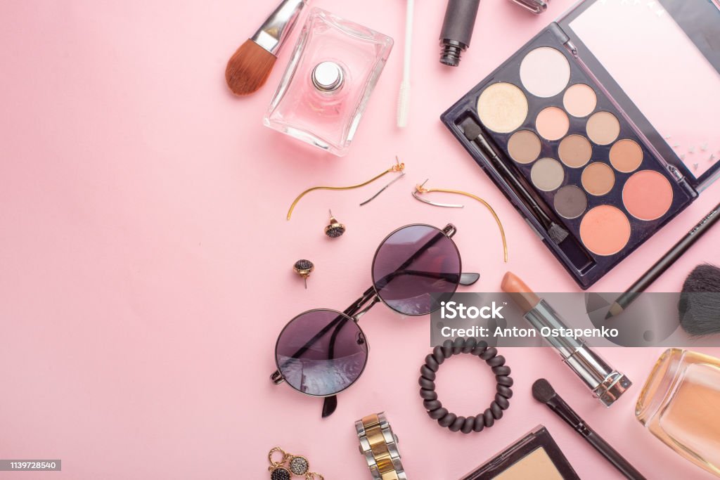Concepto De Belleza En Un Blog Accesorios De Maquillaje Femeninos  Profesionales Reloj Pulsera Lápiz Labial Polvo Sobre Un Fondo Rosado El  Trasfondo Y La Moda De Las Mujeres Instagram Cosas De Mujeres