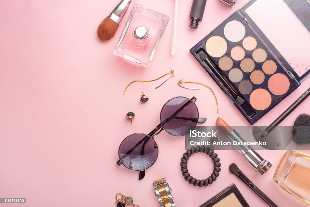 Concepto De Belleza En Un Blog Accesorios De Maquillaje Femeninos Profesionales Reloj Pulsera Lápiz Labial Polvo Sobre Un Fondo Rosado El Trasfondo Y La Moda De Las Mujeres Instagram Cosas De Mujeres Concepto De Belleza En Un Blog Accesorios De Maquillaje Femeninos Profesionales Reloj Pulsera Lápiz Labial Polvo Sobre Un Fondo Rosado El Trasfondo Y La Moda De Las Mujeres Instagram Cosas De Mujeres