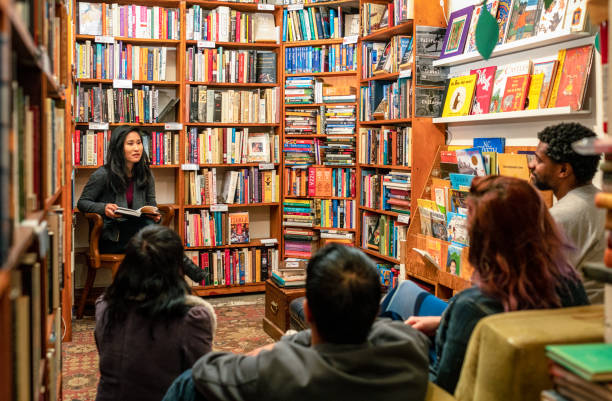 grupo do livro com o autor - people reading book library - fotografias e filmes do acervo