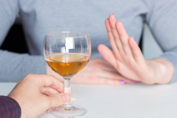 man offer alcohol but woman refuses - healthy drink imagens e fotografias de stock