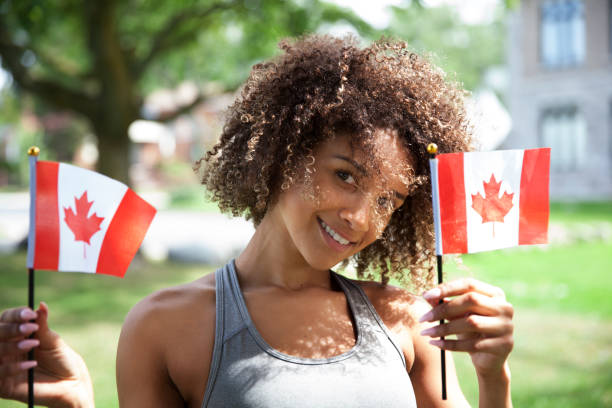 junge stolze kanadierin - canadian flag fotos stock-fotos und bilder