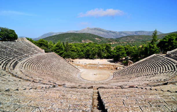 epidaurus theatre, grecja - epidaurus greece epidavros amphitheater zdjęcia i obrazy z banku zdjęć