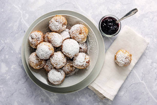 panquecas tradicionais da maçã ou aebleskiver em dinamarquês. - sweet food cake food small - fotografias e filmes do acervo