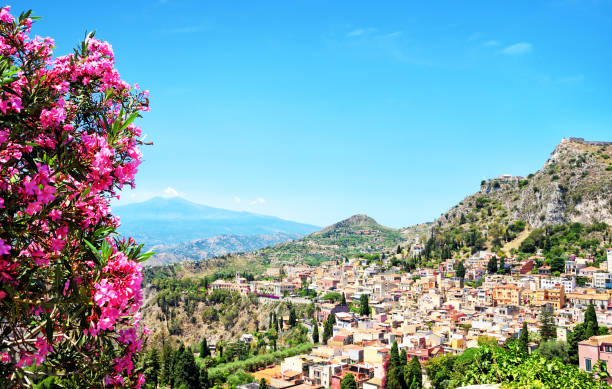 taormina, sizilien - ätna stock-fotos und bilder