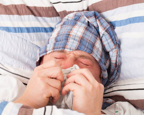 彼の鼻を吹く病気の男 - illness clowns nose flu virus men ストックフォトと画像