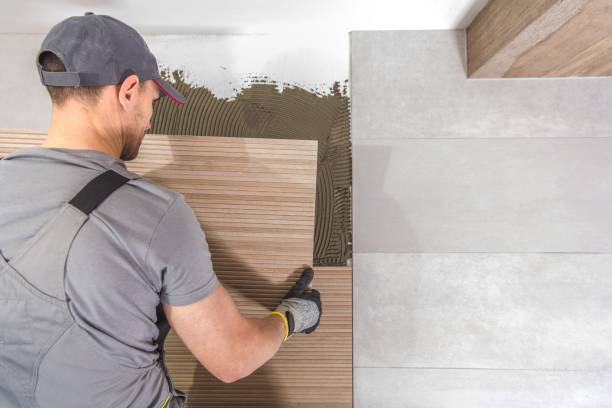 istock Caucasian Tiles Installer 1139739078