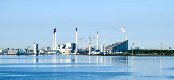 сжигательный завод amager slope (amager bakke) в копенгагене, дания - heating plant стоковые фото и изображения