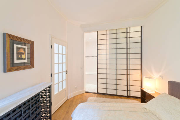 chambre design moderne avec salle de bains et armoire séparée par une porte coulissante de style japonais. - closet hotel door contemporary photos et images de collection