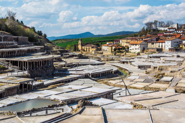 salinas de añana. producción de sal de una manera artesanal antigua en el país vasco. día soleado - álava fotografías e imágenes de stock