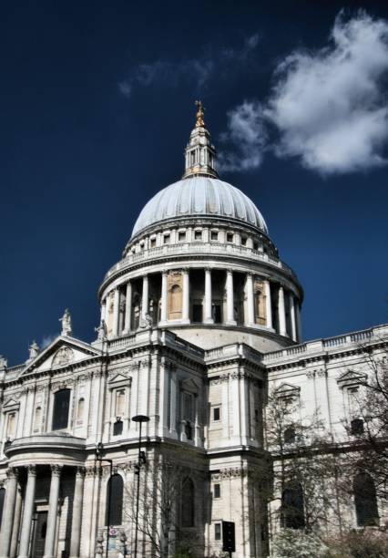 une photo de la cathédrale de st pauls - somerset house photos et images de collection