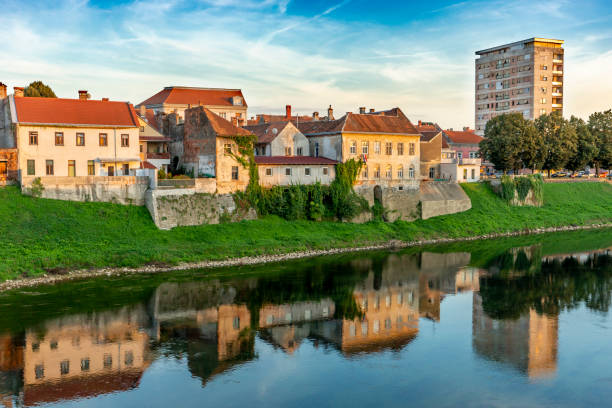 riverside by the city of karlovac - river kolpa imagens e fotografias de stock