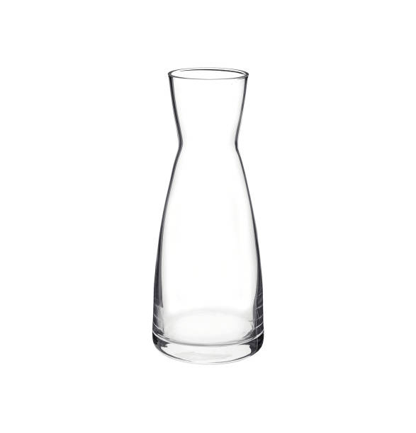 白い背景に孤立した空のガラスカラフ。側面図。 - carafe decanter glass wine ストックフォトと画像