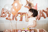 自宅で彼女の3番目の誕生日を祝う幼児の女の子