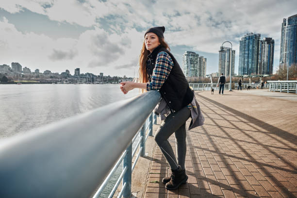 Jovencita disfrutando de Vancouver durante el otoño - foto de stock