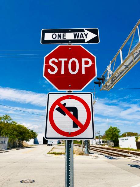 sinal de estrada - one way stop stop sign street - fotografias e filmes do acervo