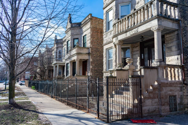 istock Row of Homes in Logan Square Chicago 1139789350