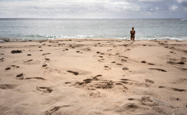 woman w: hamoa beach, hana, maui - hana hanna maui travel locations zdjęcia i obrazy z banku zdjęć