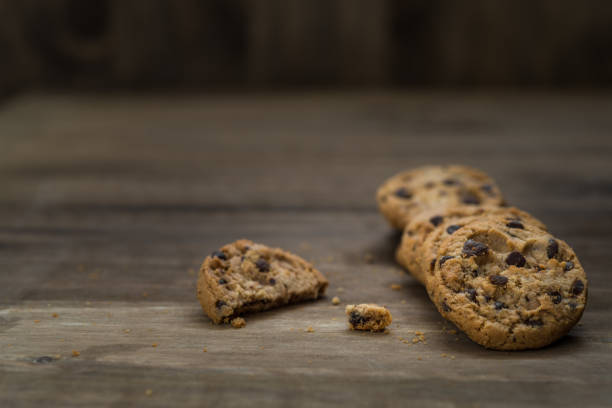 classici biscotti al cioccolato su sfondo ligneo. concetto di dessert, cottura al forno e cibo dolce - quick cookies foto e immagini stock