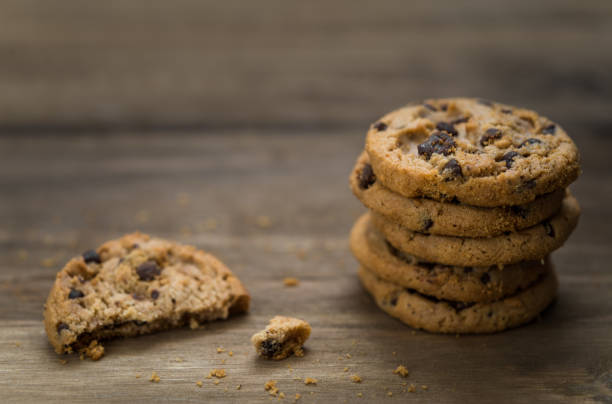 classici biscotti al cioccolato su sfondo ligneo. concetto di dessert, cottura al forno e cibo dolce - quick cookies foto e immagini stock