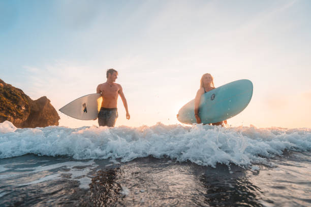 週末をサーフィンで楽しむ。 - women sensuality surfing water sport ストックフォトと画像