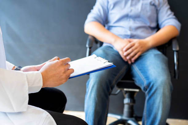 médico masculino e paciente com câncer de próstata estão discutindo sobre o relatório de teste de câncer de próstata. diagnóstico, prevenção de doenças dos homens, saúde, serviço médico, consulta, conceito de estilo de vida saudável. - cancro da próstata - fotografias e filmes do acervo