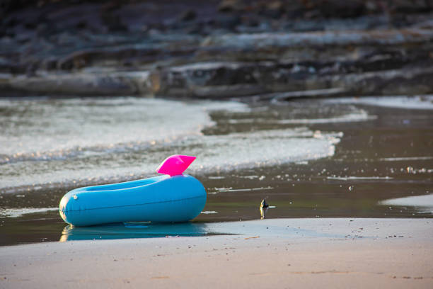 blauer, aufblasbarer ring am strand hintergrundmeer. - inner tube inflatable isolated toy stock-fotos und bilder