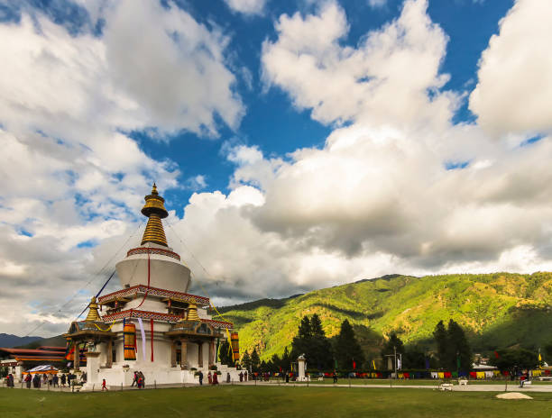 national memorial chorten ist eine stupa, die 1974 zu ehren des dritten druk gyalpo, jigme dorji wangchuck, erbaut wurde. - bhutan himalayas buddhism monastery stock-fotos und bilder