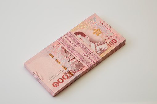 Thail ndische Banknote Von 100 Baht Isoliert Auf Wei em Hintergrund thail-ndische-banknote-von-100-baht-isoliert-auf-wei-em-hintergrund