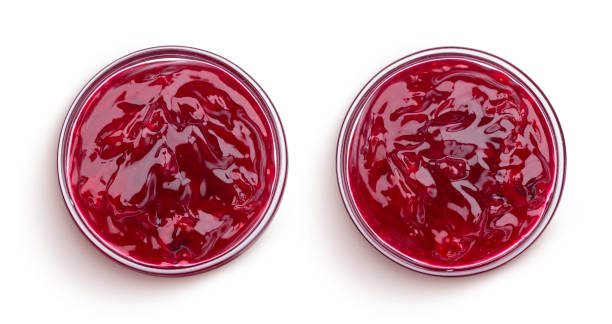 흰색 배경에 고립 된 빨간 딸기 잼의 그릇, 평면도 - 설탕 조림 류 뉴스 사진 이미지