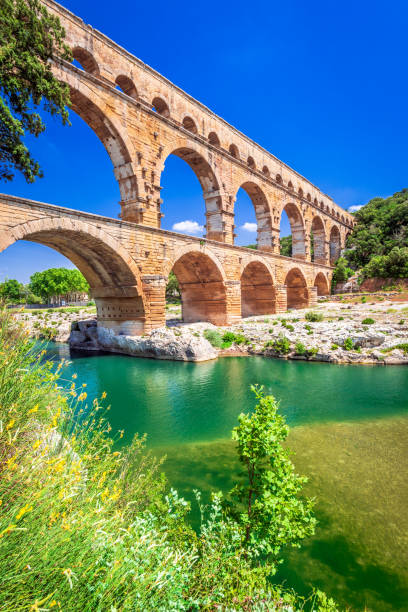 пон-дю-гар, прованс во франции - nimes стоковые фото и изображения