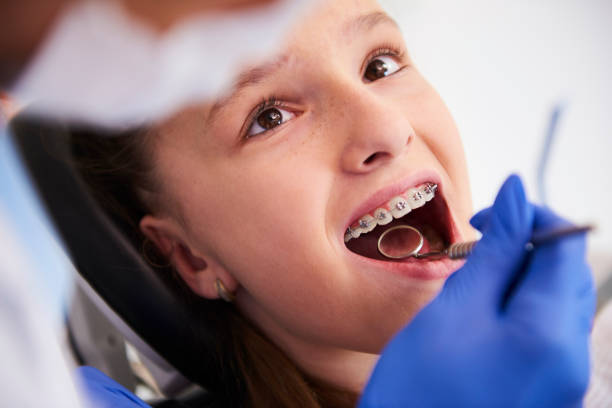 chica con frenos durante una rutina, examen dental - banda correctora fotografías e imágenes de stock