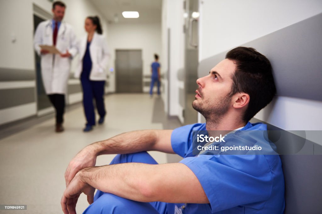 Müder Chirurg nach der Operation - Lizenzfrei Krankenpflegepersonal Stock-Foto