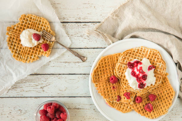 waffles con frambuesas y crema vistos desde arriba - gourmet waffle raspberry berry fruit fotografías e imágenes de stock