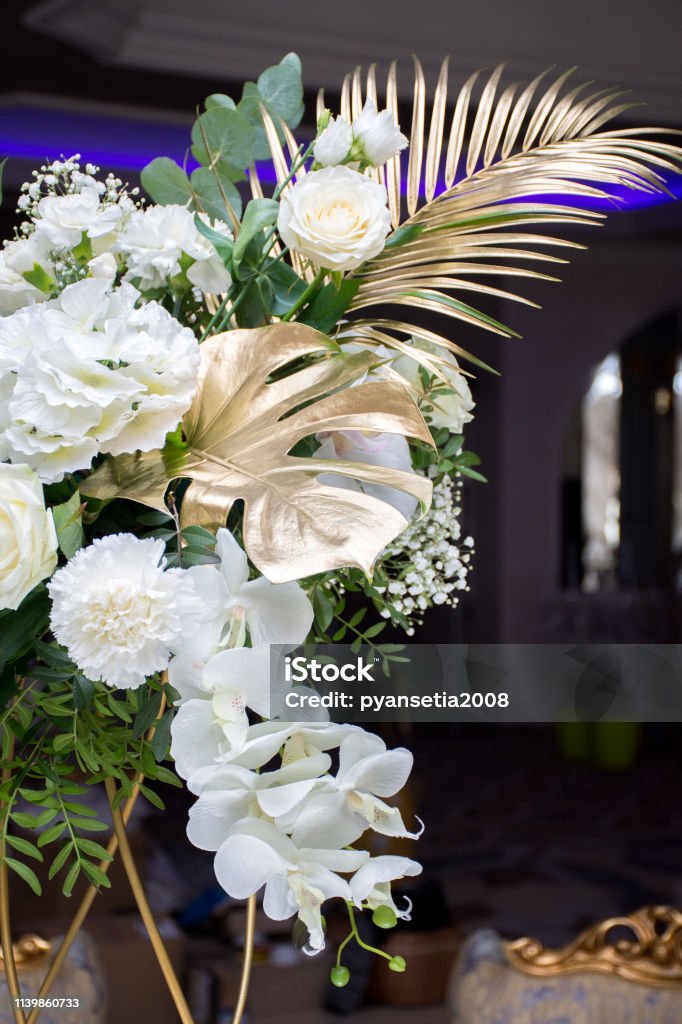 Decoraciones De Boda De Flores Blancas De Orquídeas Y Rosas Con Hojas Doradas Decorativas Foto de stock y más banco de imágenes de Amor - iStock Decoraciones De Boda De Flores Blancas De Orquídeas Y Rosas Con Hojas Doradas Decorativas Foto de stock y más banco de imágenes de Amor - iStock