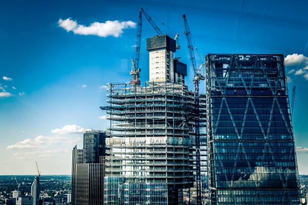 baustelle und entwicklung in der stadt - city of london office building construction architecture stock-fotos und bilder