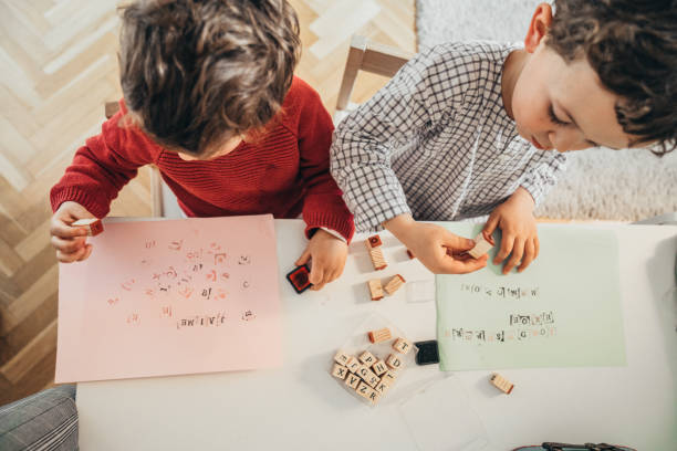 meninos que desenham em casa - soletrar - fotografias e filmes do acervo