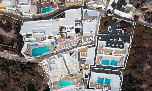 vista aérea aéreo de casas de campo brancas terraced tradicionais na cidade de fira (thira) no por do sol, santorini, greece - landmarks roof staircase landscape - fotografias e filmes do acervo